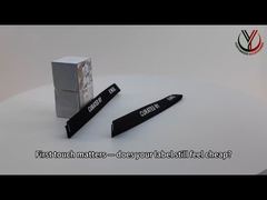 لباس‌ها از تسمه‌های وب پلی‌استر با لوگوی سیلیکونی سفید چاپ شده استفاده می‌کنند.