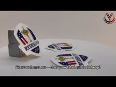 چاپ لوگوهای سیلیکونی سفارشی روی برچسب های پارچه ای بافته شده برای پوشاک