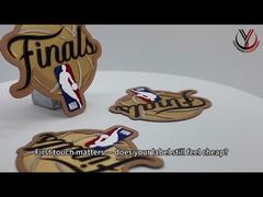 چاپ لوگوهای سیلیکونی سفارشی روی برچسب های پارچه ای بافته شده برای پوشاک