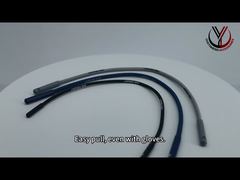 نگاهی نزدیک‌تر: لباس مشکی تخت نوار روبانی نخی با هر دو سر قطره‌های سیلیکونی