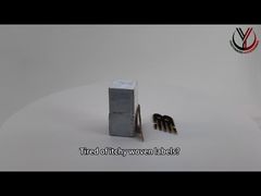 نگاهی دقیق تر: لوگوی سیلیکونی 3 بعدی گرد CK روی لباس تک رنگ براق براق