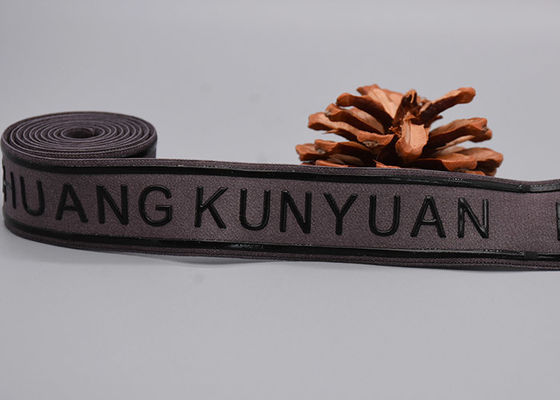 لباس‌ها از نوار الاستیک غیر لغزنده با آرم سیلیکونی براق چاپ شده سفارشی استفاده می‌کنند