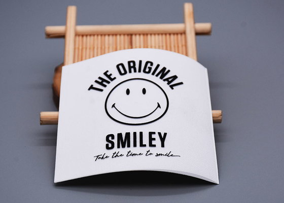 لوگوی سیلیکونی چاپ شده با لیبل سفارشی پارچه جناغی سفید برای لباس