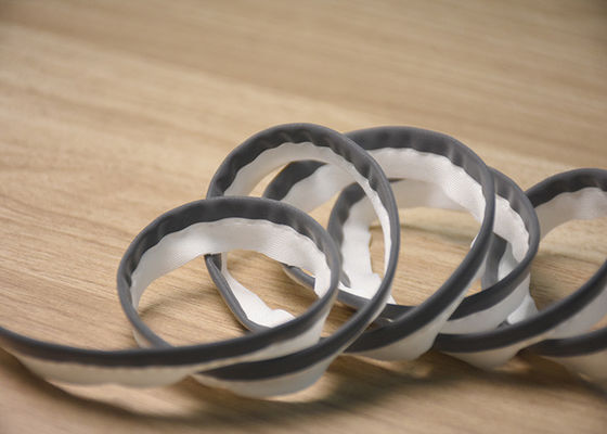 نوار نوری منعکس کننده سفارشی که در لباس دوخته می شود